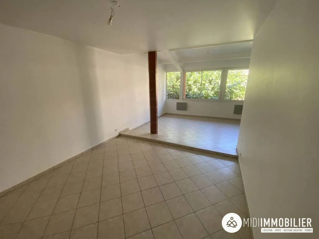 Toad - 3-Bedroom Apartment with Balcony in Carmaux