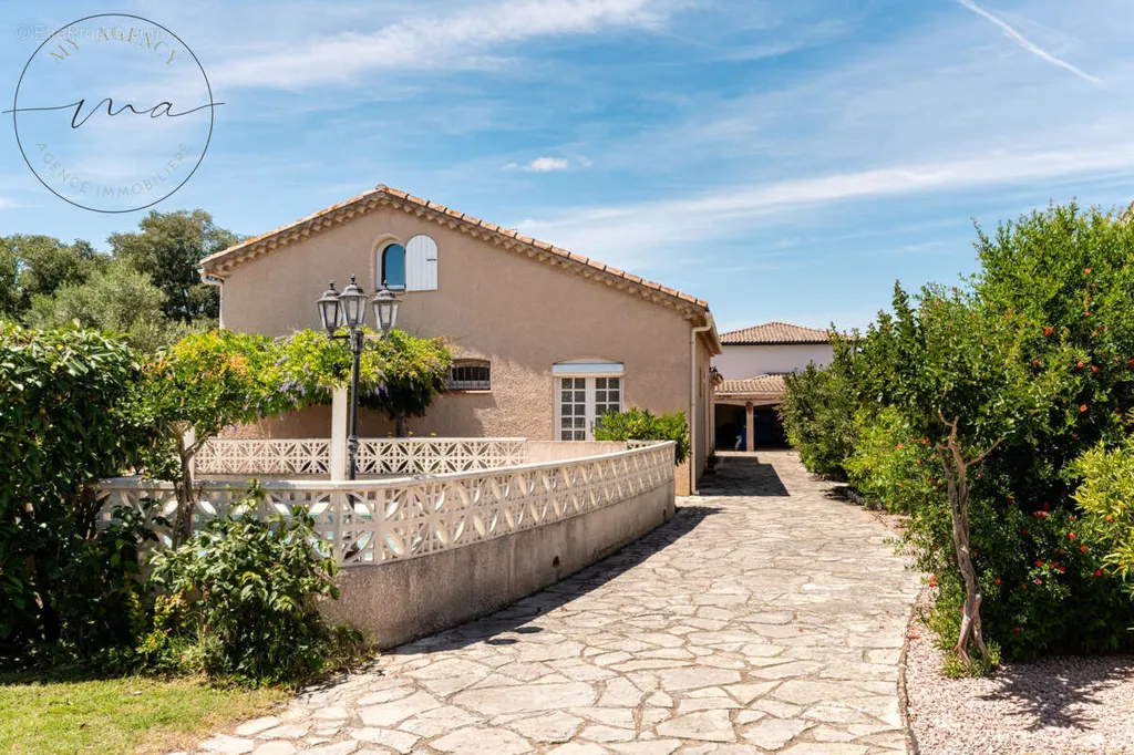 Esterno - Provençal Style House with Pool in Lignan-sur-Orb