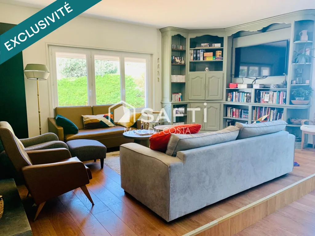 Séjour - Maison avec Piscine et Terrain à Écotay-l'Olme