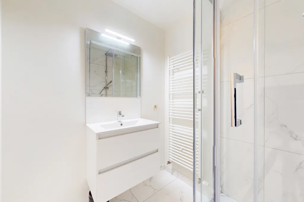 Vannitoad - 5-Bedroom Apartment with Terrace in Jette