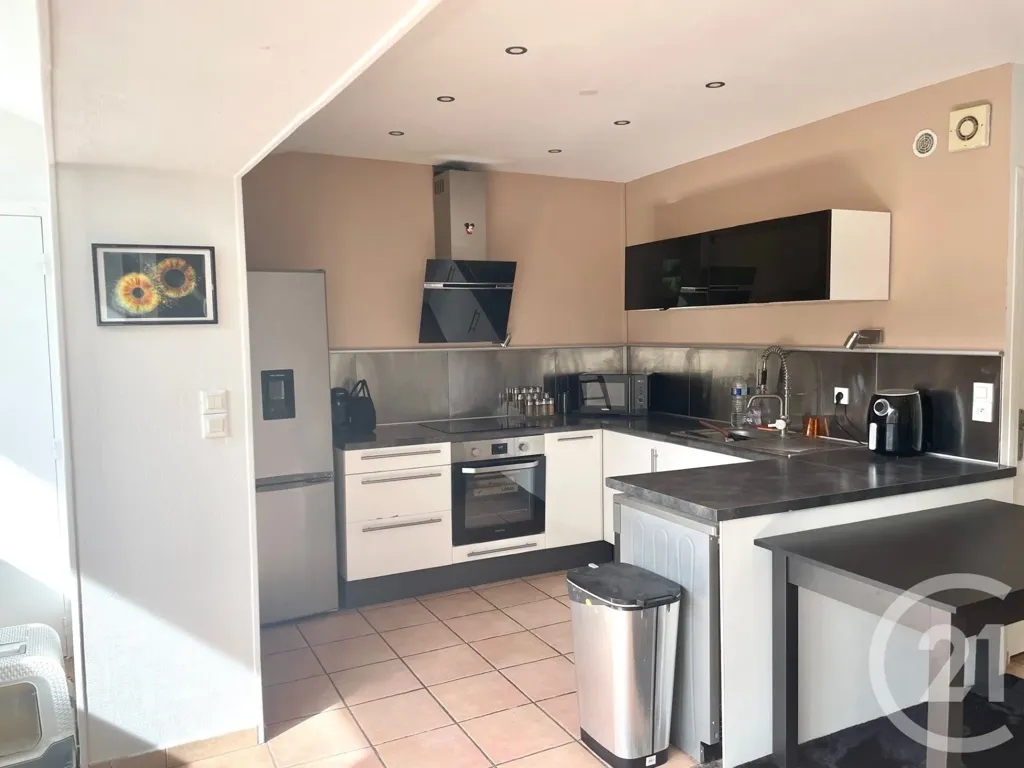 Köök - Spacious 3-Bedroom Flat in St Symphorien d'Ozon