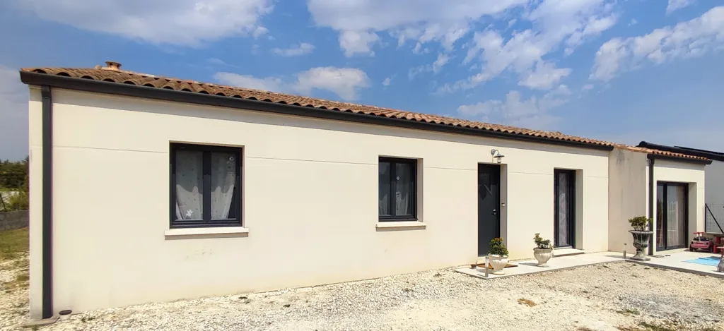 Extérieur - Maison de Plain-Pied avec Piscine à Brizambourg