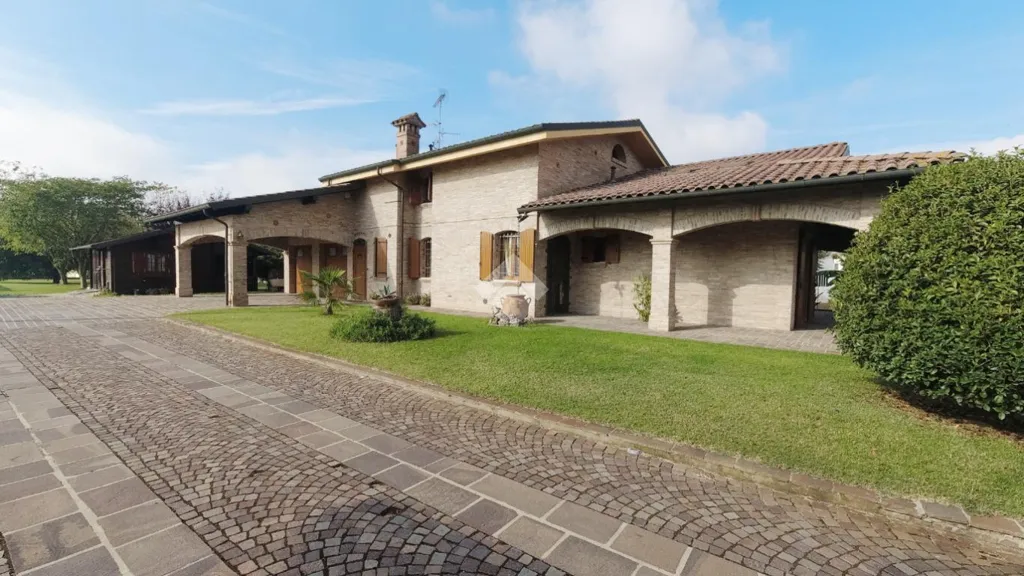 Villa with Private Garden in Cento