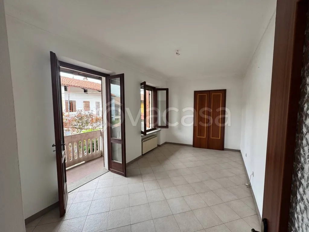 Toad - Two-Storey House with Balcony in Vische