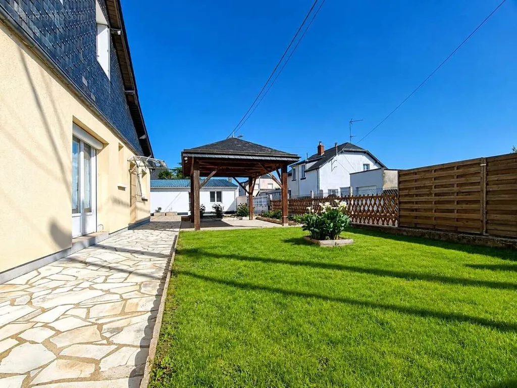 Garden - House with Independent Flat near Les Ponts-De-Cé