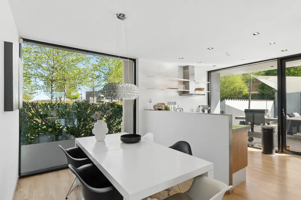 Salle à manger - Villa with Garden and Forest View in Trekroner