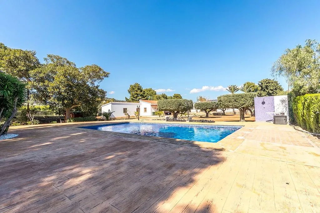 Bassein - Mediterranean Finca with Pool in Cautivador