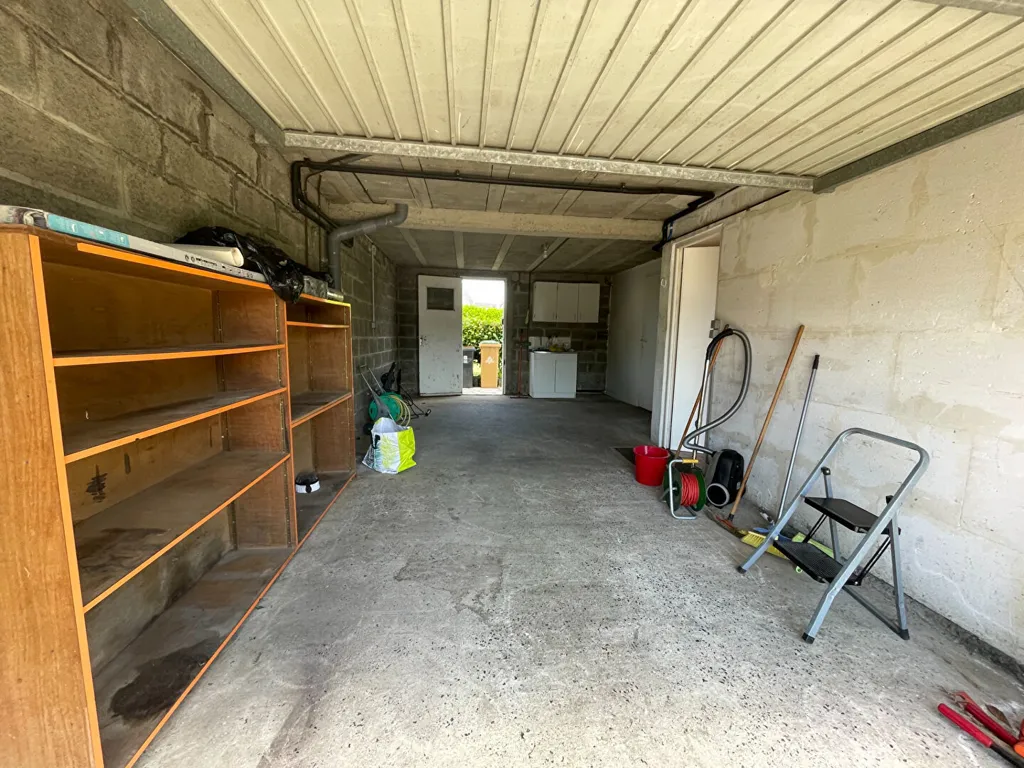 Garage - Charming 4-Bedroom House with Garden in Central Location
