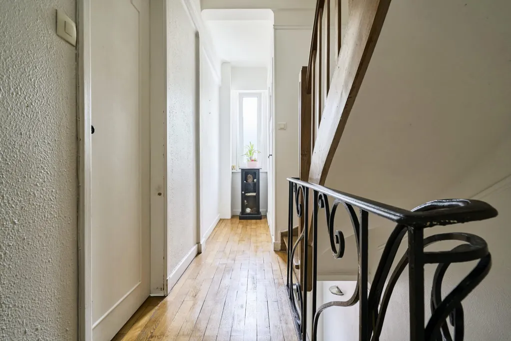 Esik - Family House with Patio in Roubaix