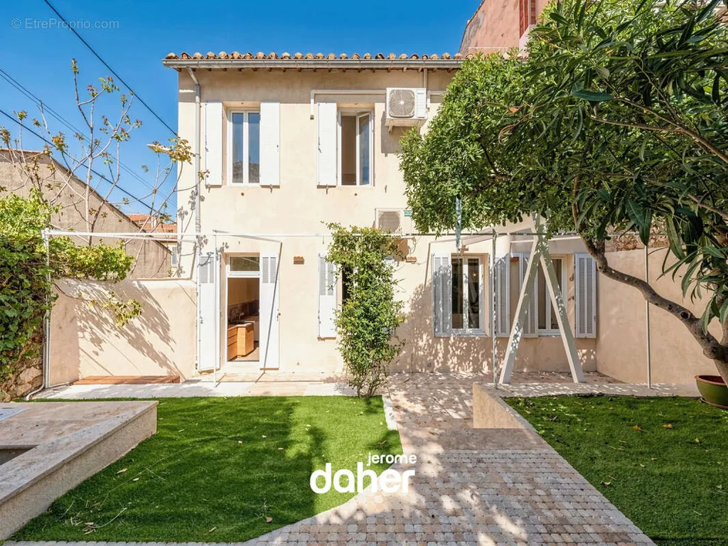 Garden - Renovated Apartment with Garden in Saint-Lambert