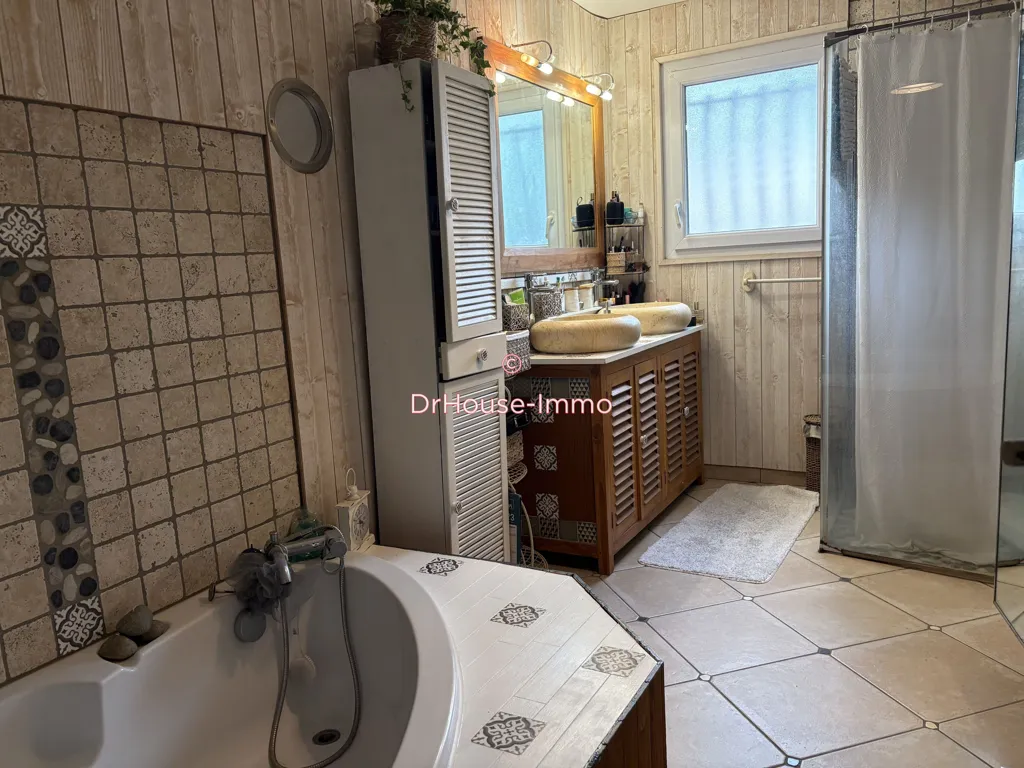 Salles de bain - Maison avec Jardin et Terrasse à Beaumont Saint Cyr