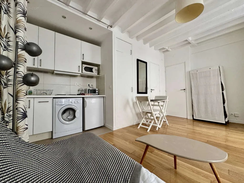 Living Room - Studio with Courtyard View in Paris 6th