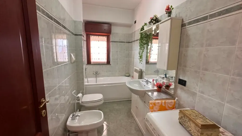 Salles de bain - Apt with South-Facing Terrace in Avezzano