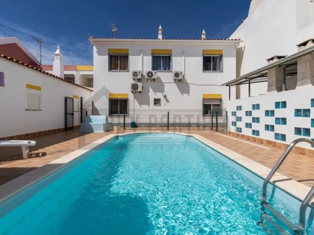Piscine - Villa with 7 Apartments in Manta Rota