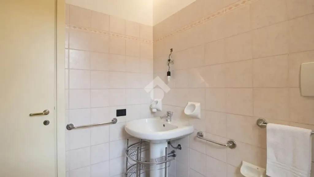 Salles de bain - Ground Floor Trilocale with Private Garage in Dello