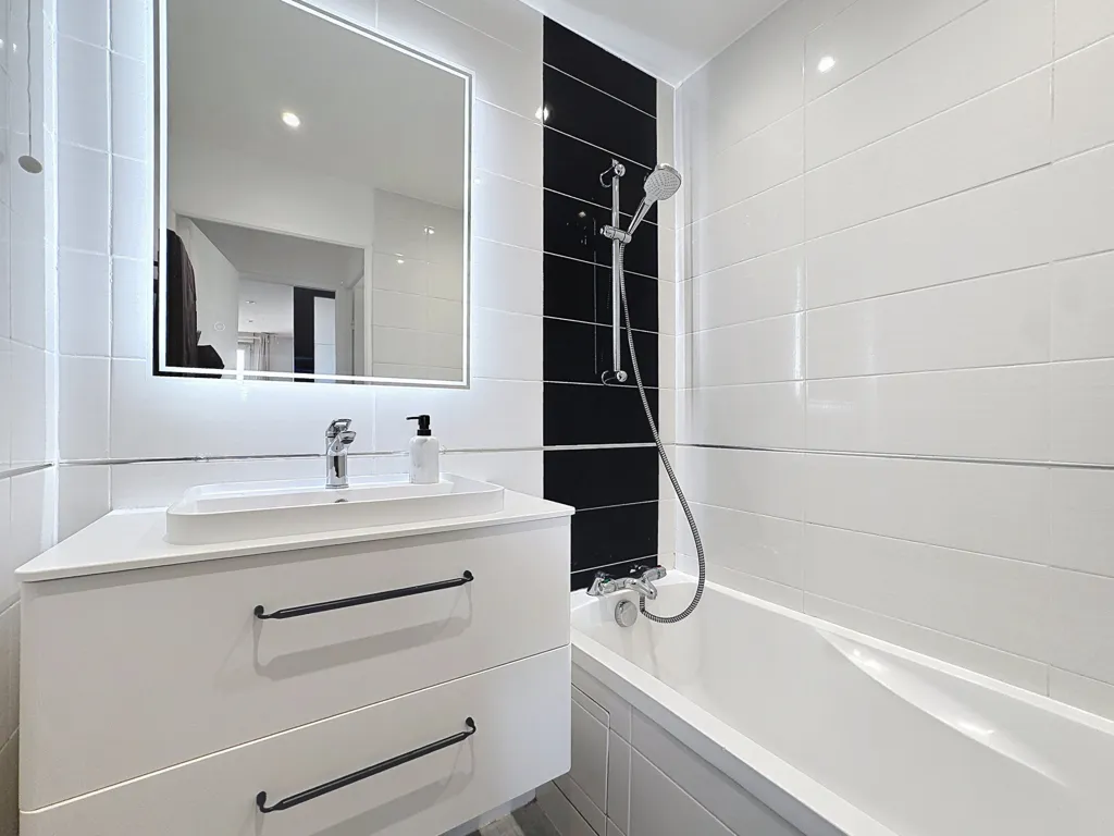 Bagni - Renovated Flat with Balcony in Décines-Charpieu