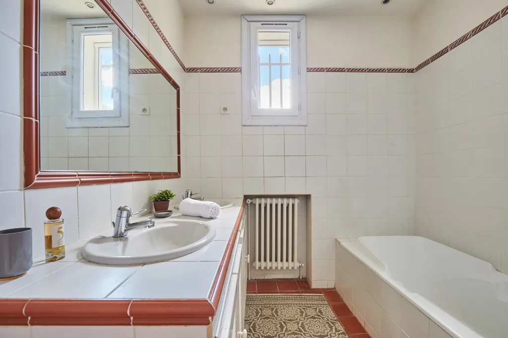 Bathrooms - Secure Reception Property with Pool in Aix-en-Provence