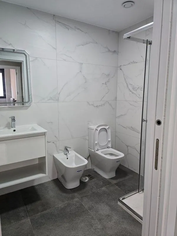 Salles de bain - Modern Flat with Garage in Central Location