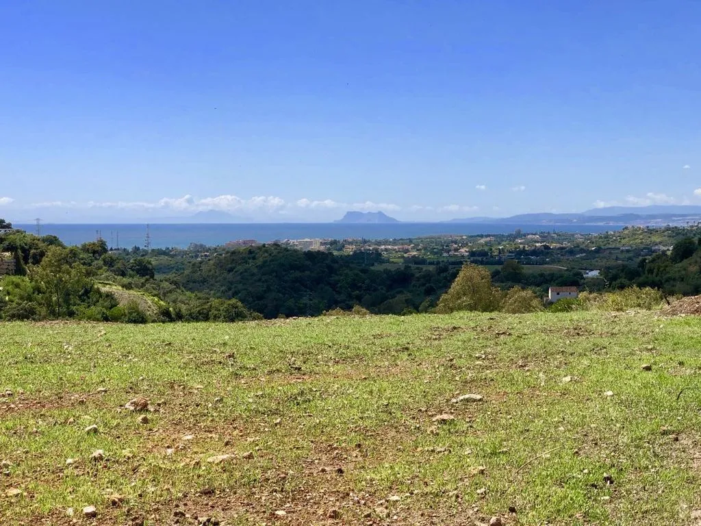 Jardin - Luxury Villa Plot with Mountain Views in Estepona