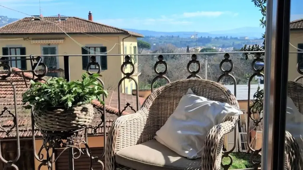 Balcon - Rusticated Townhouse with Balcony in Florence