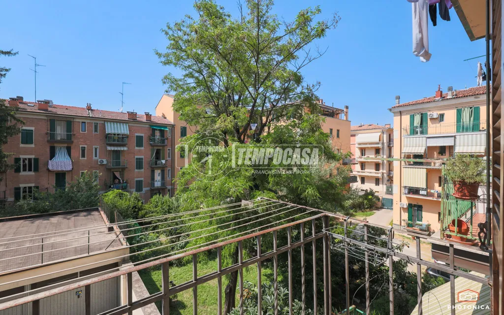Balcon - Rear-Facing Apartment with Balcony in Bologna