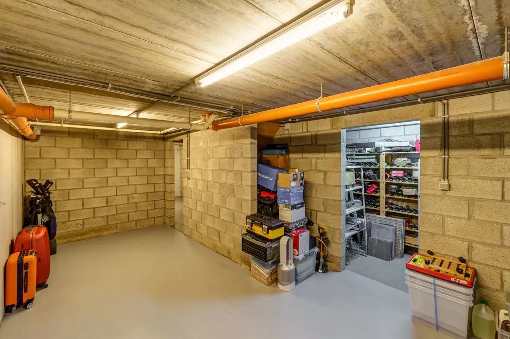 Garage - Villa with Extensive Kellergeschoof in Putte
