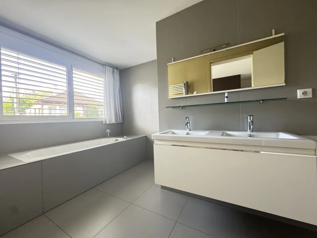 Bathrooms - Luxury Apartment with Terrace in Pfastatt