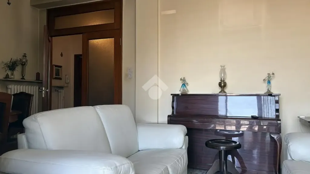 Elutuba - 4-Room Apartment with Balcony in Ferrara