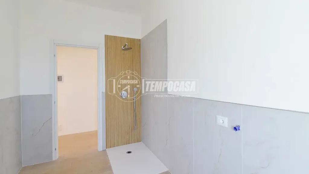 Salles de bain - Rear-Facing Apartment with Balcony in Cantù