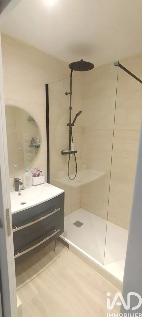 Bathrooms - 4-Bedroom Apartment with Terrace in Chelles