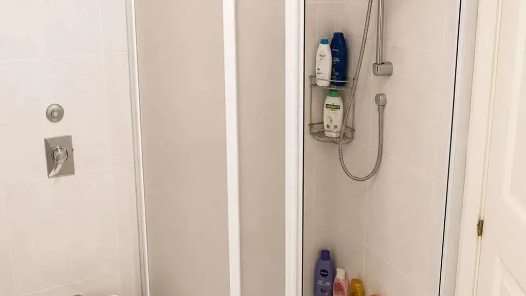 Bathrooms - 4-Bedroom Apartment with Balcony in Marsala