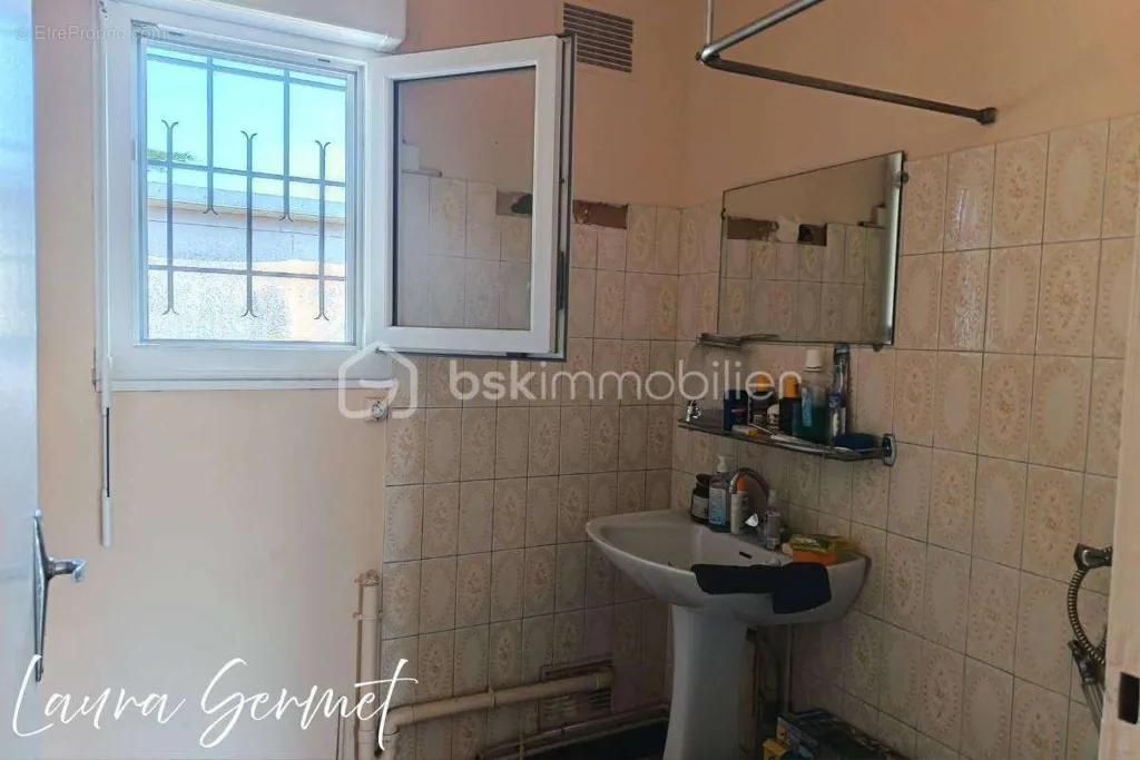 Salles de bain - Maisonnette à Rénover avec Terrain à Anjouin