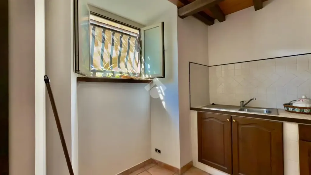 Köök - Bright Studio with Potential for Conversion in Castelnuovo di Porto