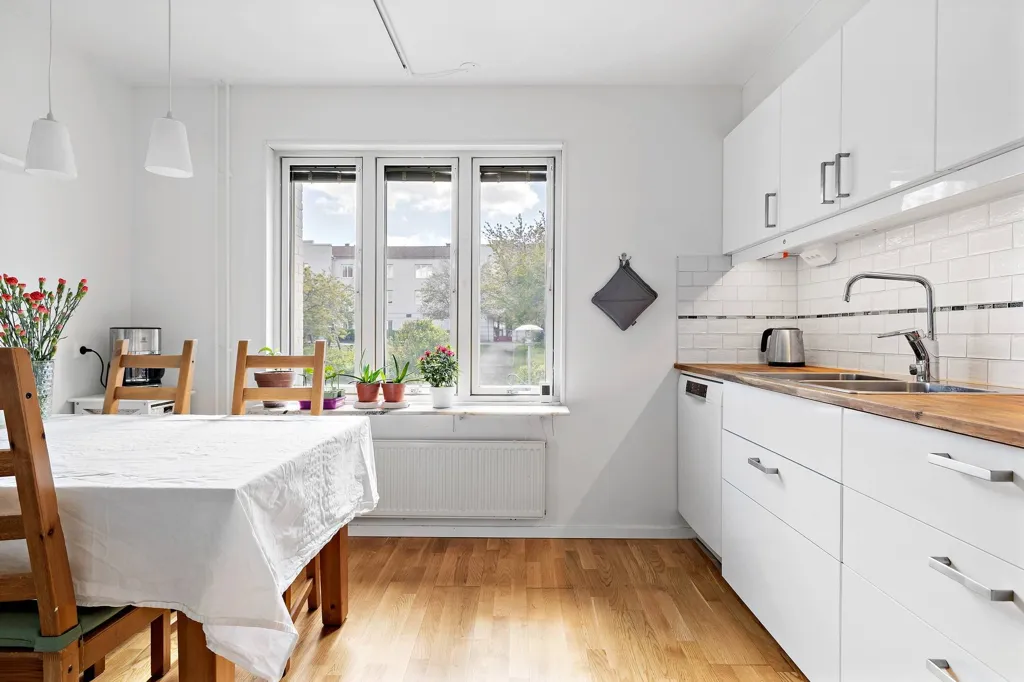 Söögituba - Four-Room Apartment with Balcony in Märsta Centre