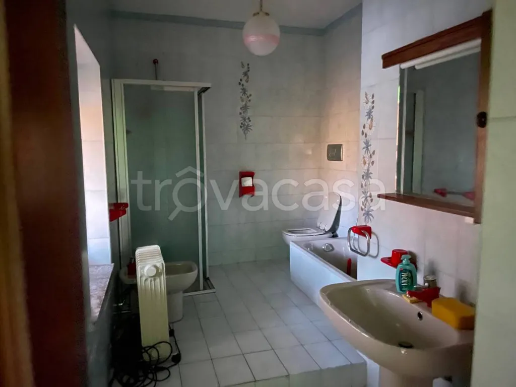 Bathrooms - Independent House with Garden in Boves