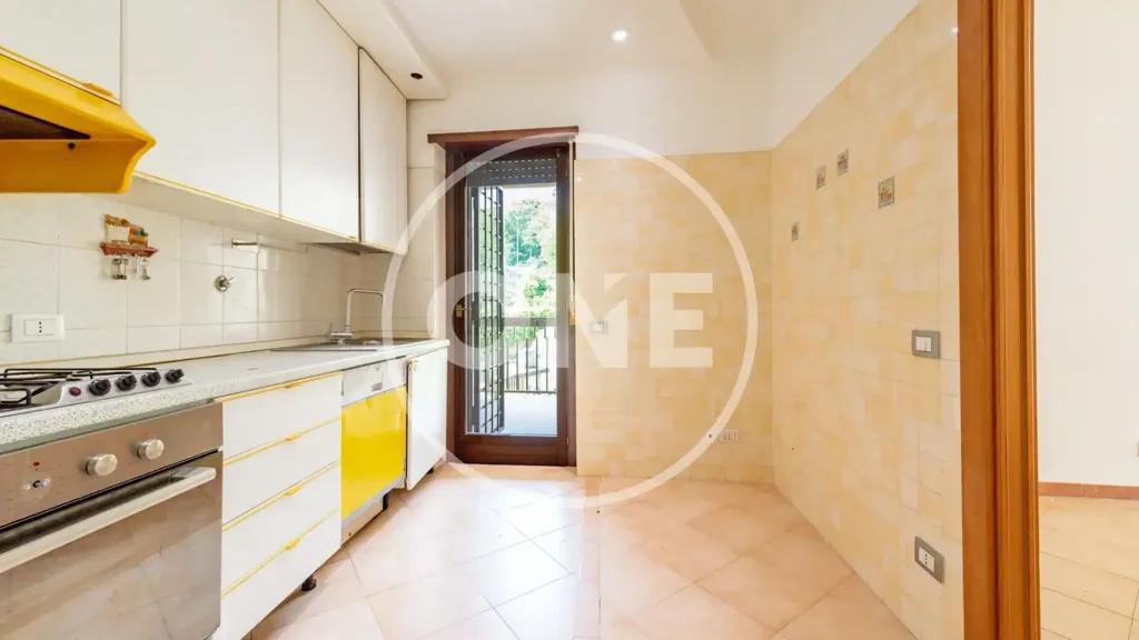 Cuisine - Three-Bedroom Apartment with Balcony in Rome