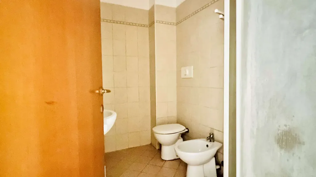 Salles de bain - Two-Bedroom Flat with Terrazzo in Milan