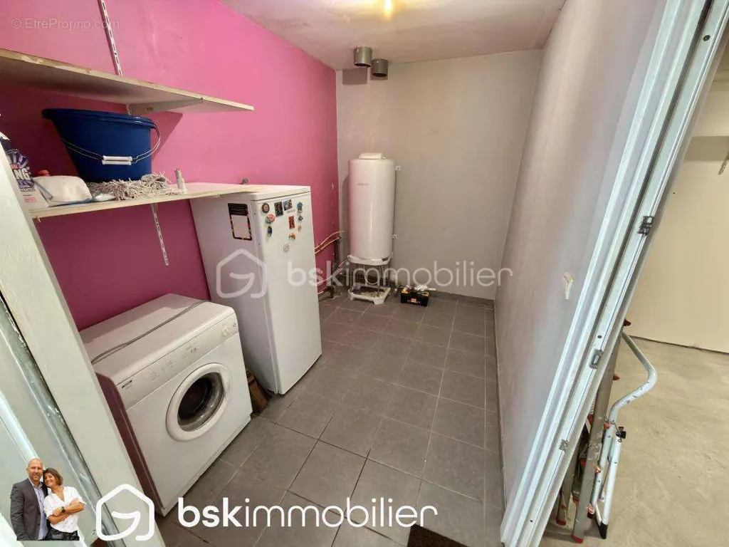 Pesuköök - Recent Detached House with Terrace in Ostricourt