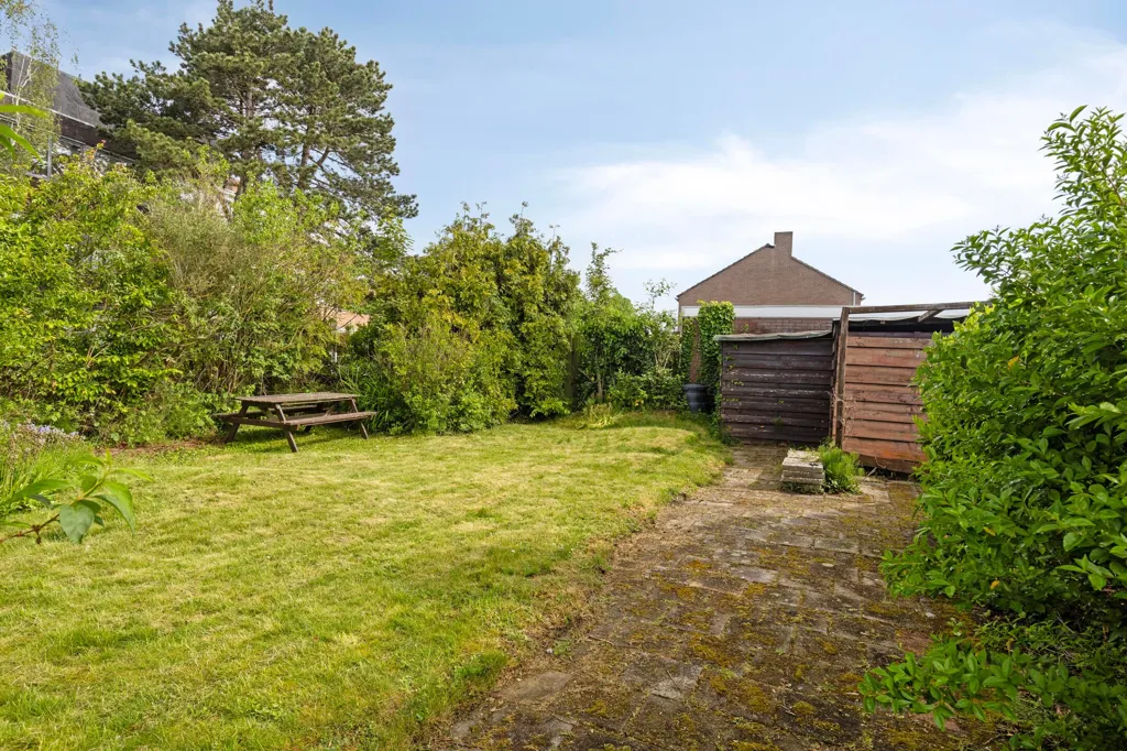 Aed - Renovatable Corner House with Garden in Goes