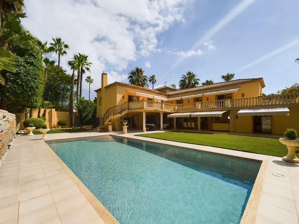 Piscine - Luxury Villa with Pool in Nueva Andalucia
