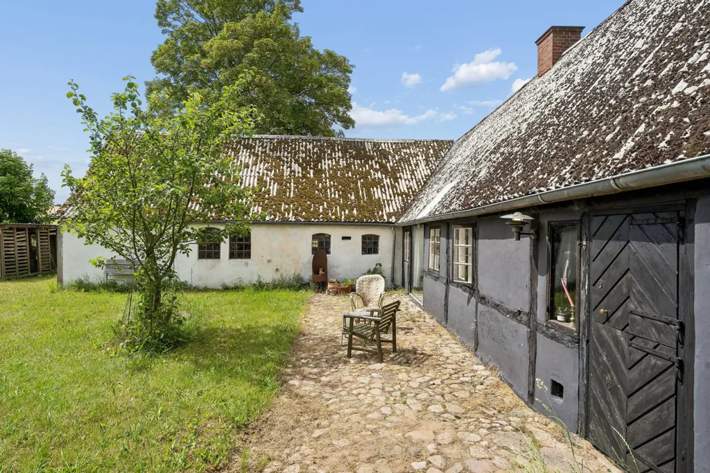 Välivaade - Historic Villa with Large Garden in Knebel