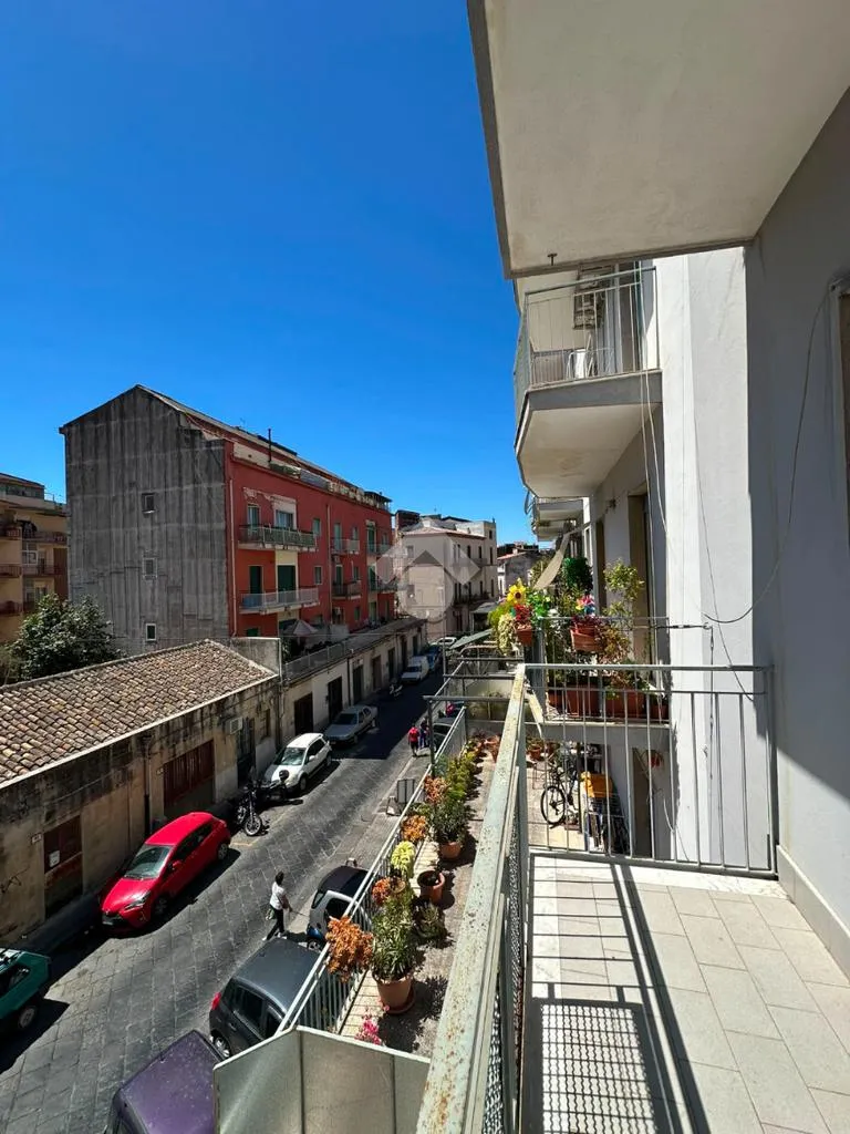 Rõdu - Bright Apartment with Balconies in Catania