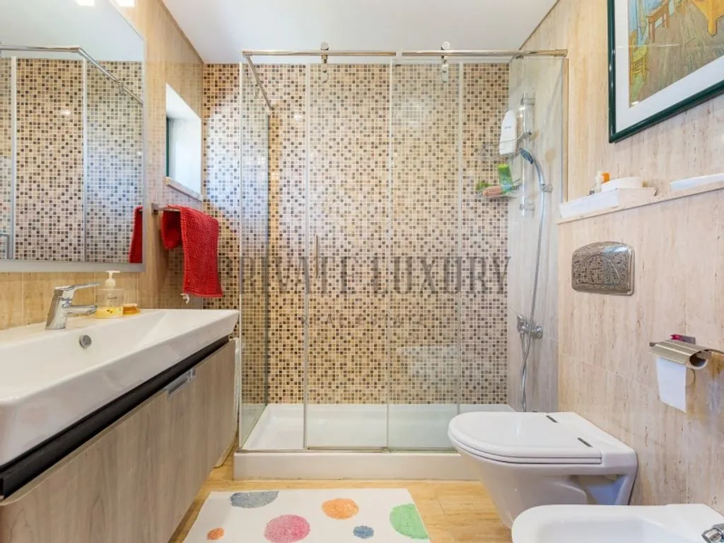 Bathrooms - Luxury Semidetached House with Pool in Cascais