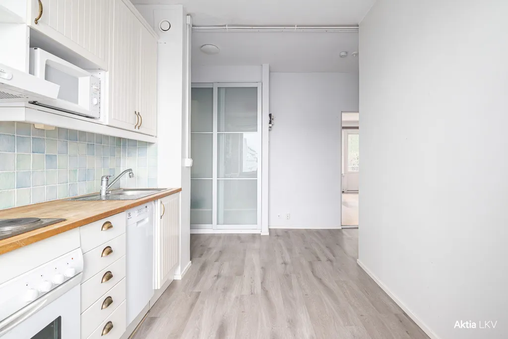 Cuisine - Two-Room Apartment with South-Facing Balcony in Centre