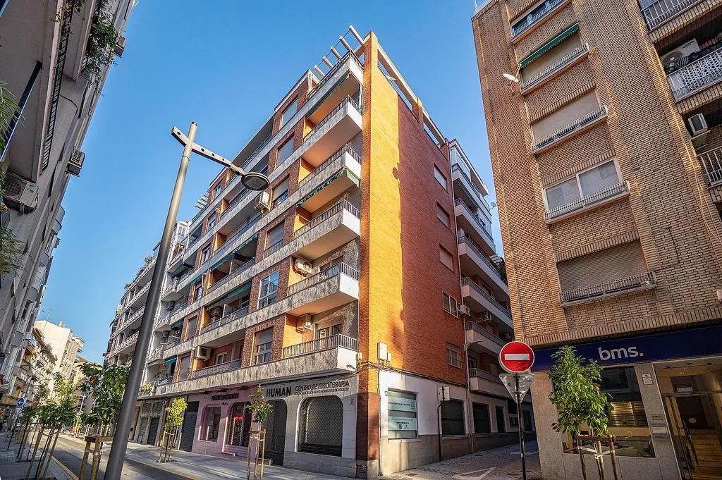 Välivaade - Top-Floor Flat with Balcony in Central Location