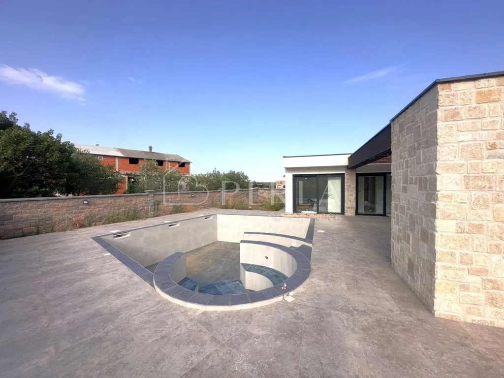 Piscine - Modern Bungalow with Pool in Debeljak, Sukošan