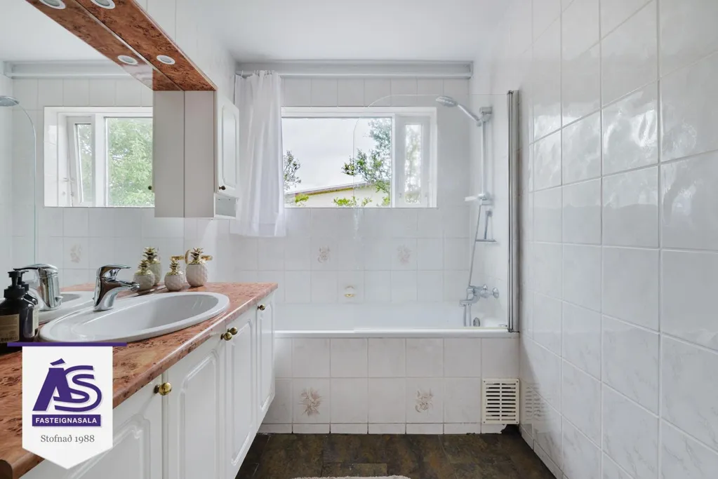 Bagni - House with Garden and Pool in Hafnarfjörður