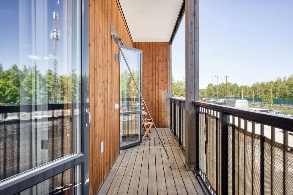 Balcon - Two-Bedroom Flat with Balcony in Central Knivsta