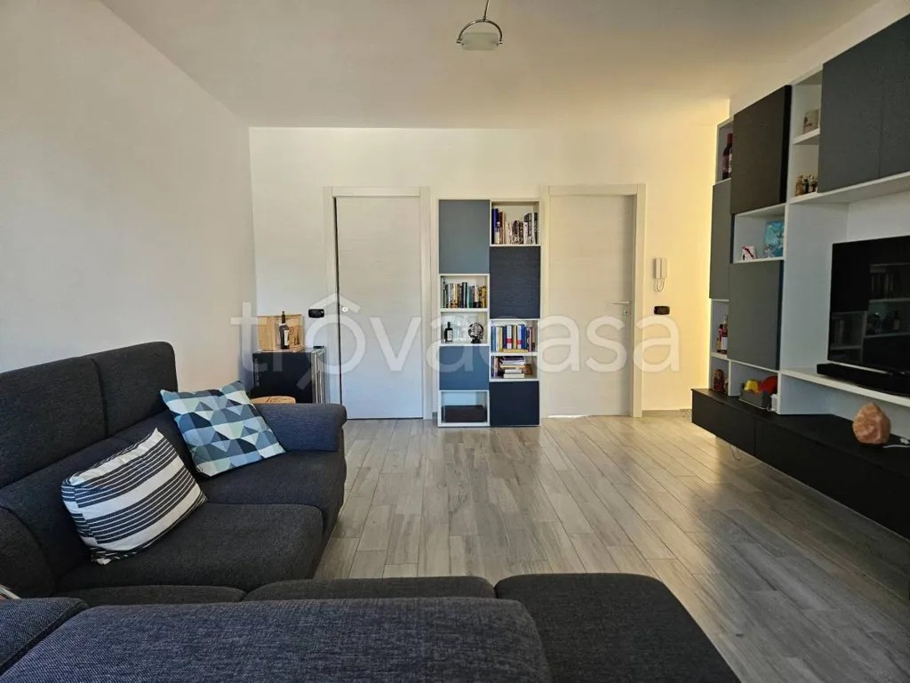 Soggiorno - Modern Terraced Villa with Private Garden in Oleggio