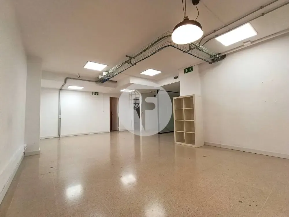 Pièces - Commercial Space with Large Facade in Comte Borrell